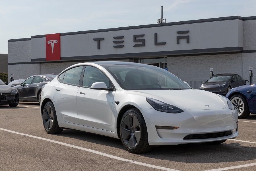 Tesla noleggio a lungo termine caratteristiche
