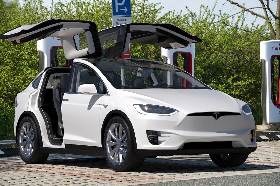 Noleggio auto lungo termine Tesla vantaggi